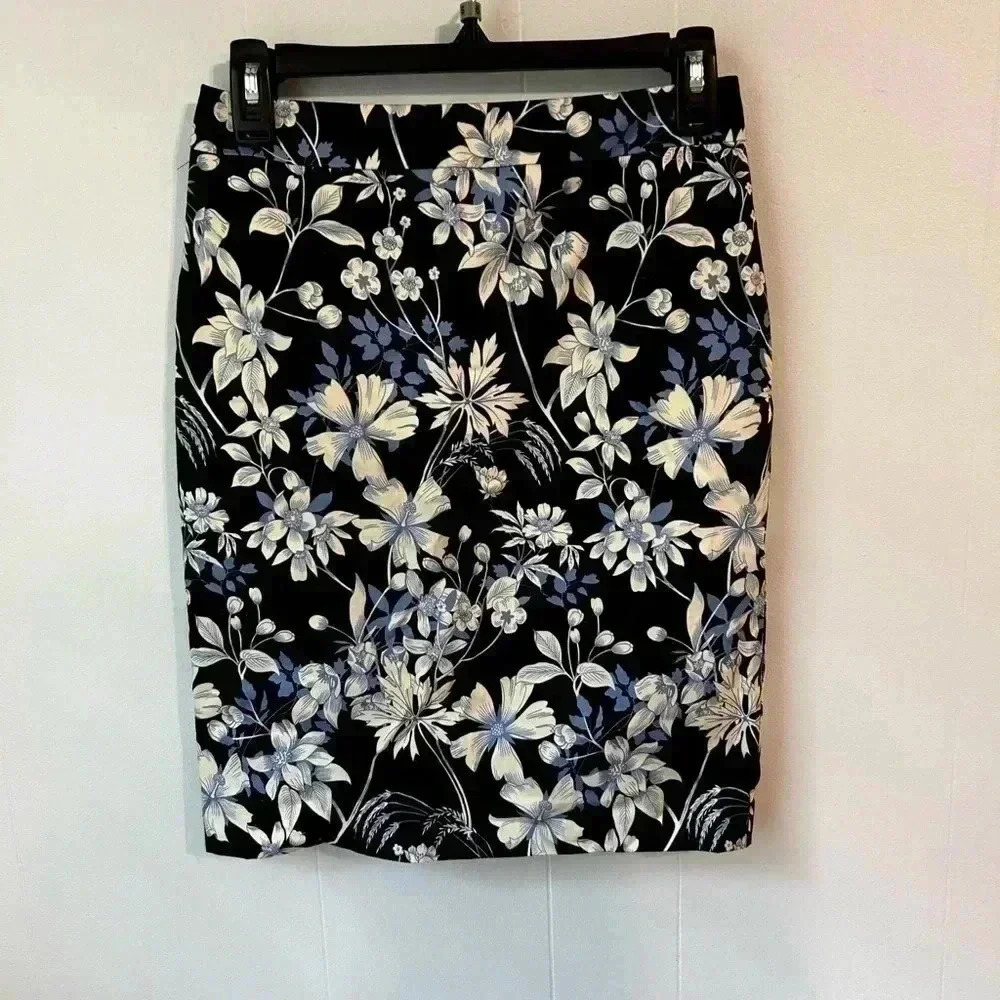 Women’s Talbots size 2 petite, blue, and white floral‎ skirt. New with tags.